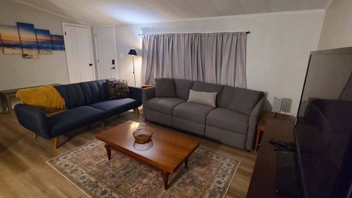 Blue Springs House | Pet friendly home in a quiet secluded neighborhood near multiple large lakes.