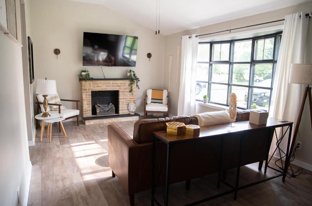 Youngstown House | Pet Friendly Home w/ fenced yard (1 King/1Queen)