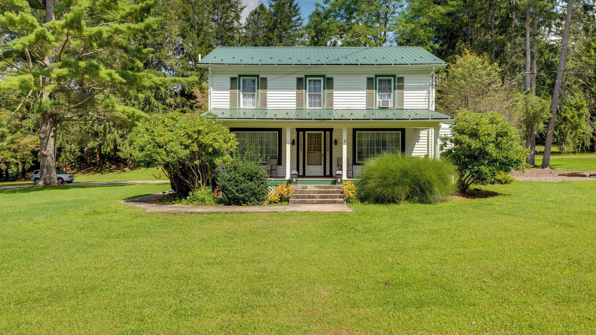 Hillsgrove House | Pet-Friendly Home w/Game Room in Hillsgrove!