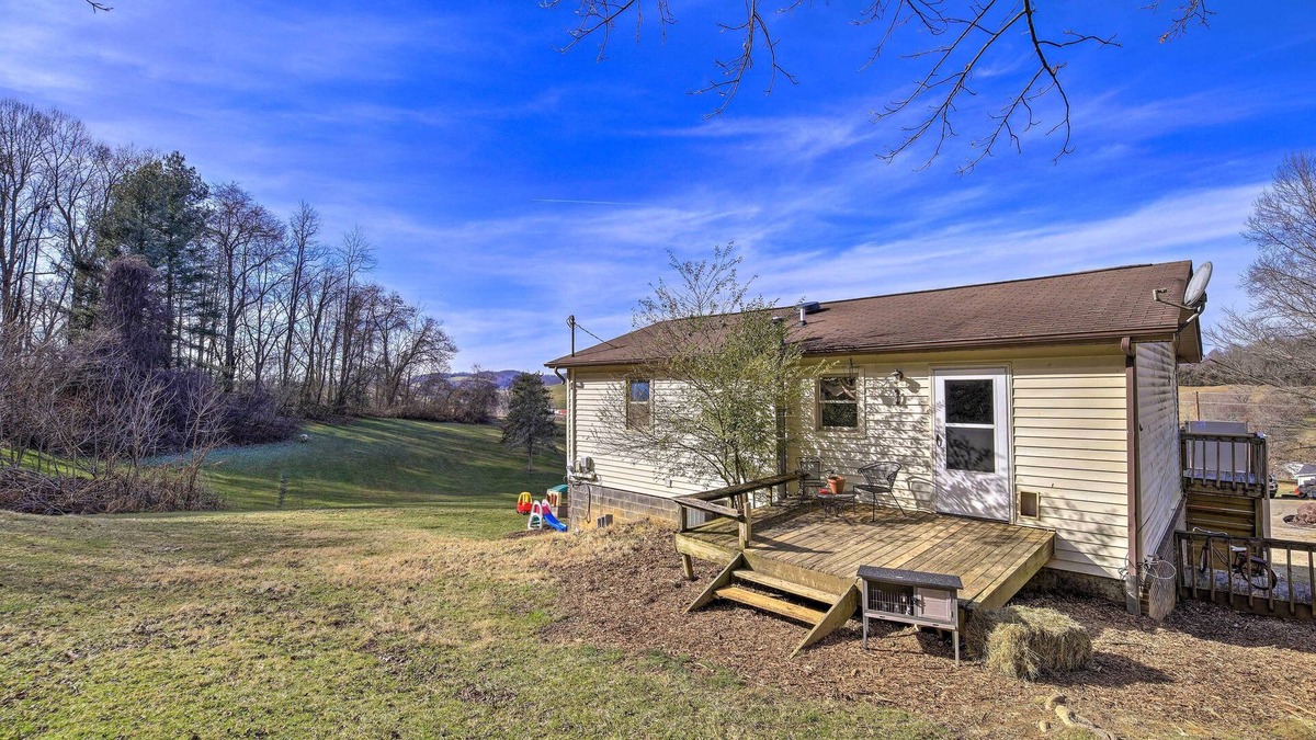 Meadowview House | Pet-Friendly Home w/Grill & Farm in Meadowview!