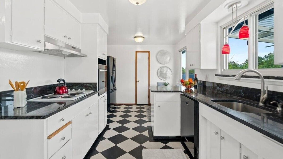 Des Moines House | Pet-friendly home with washer/dryer, deck, fenced front/backyar