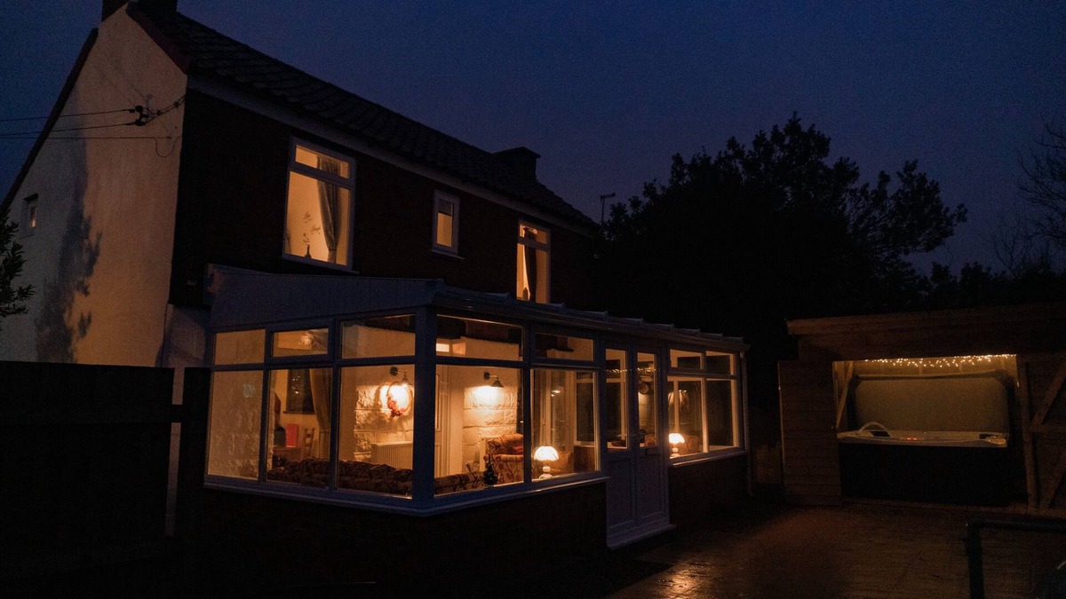 Welwick Cottage | Pet Friendly Hot Tub Luxury Cottage near Withernsea and Patrington