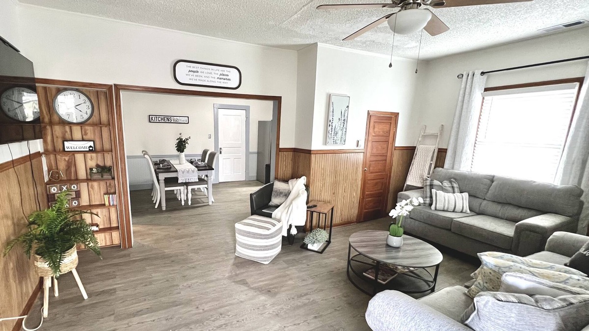 Alcoa House | Pet friendly house with 3 king beds and fenced in back yard.