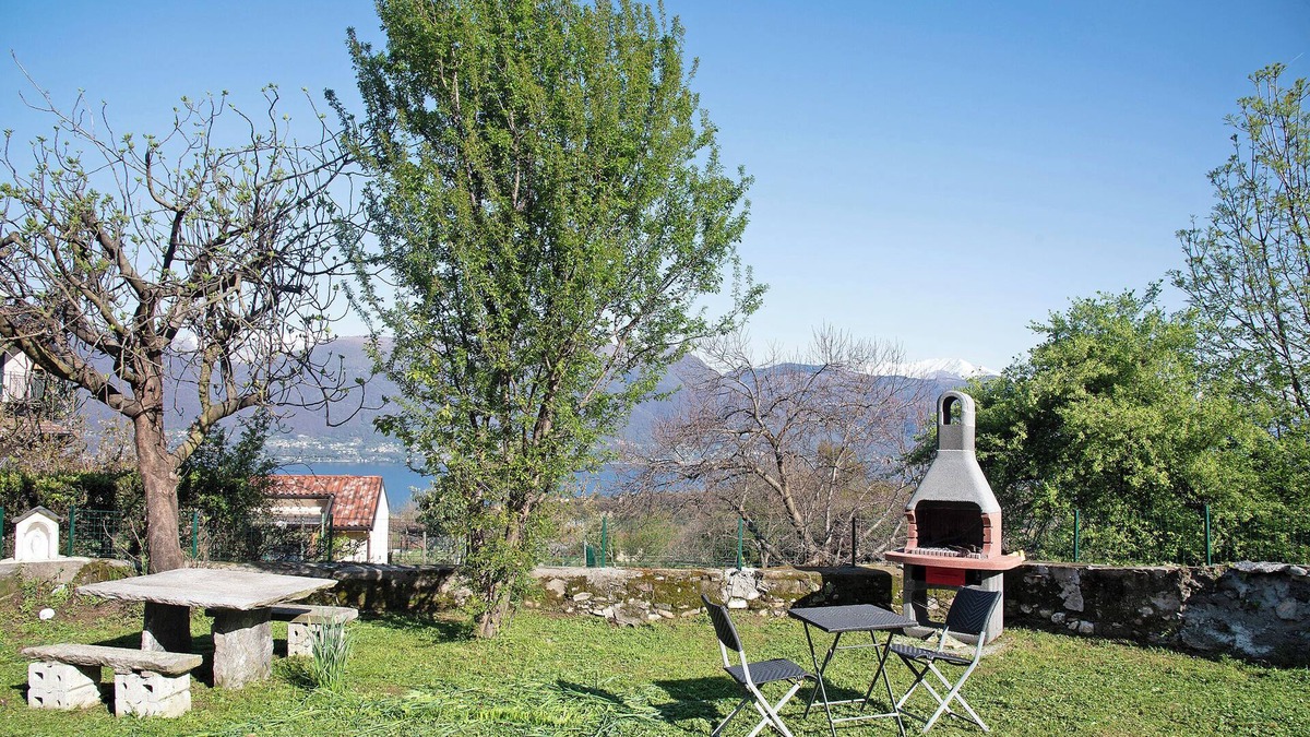 Porto Valtravaglia Apartment | Pet-Friendly Apartment 'La Vecchia Torre' with Garden & Wi-Fi