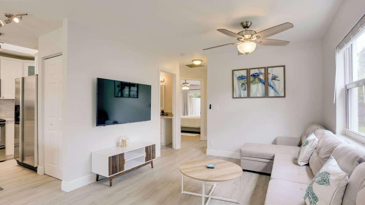 North Palm Beach Heights House | Pet-Friendly Jupiter Townhome, 6 Mi to Beaches!