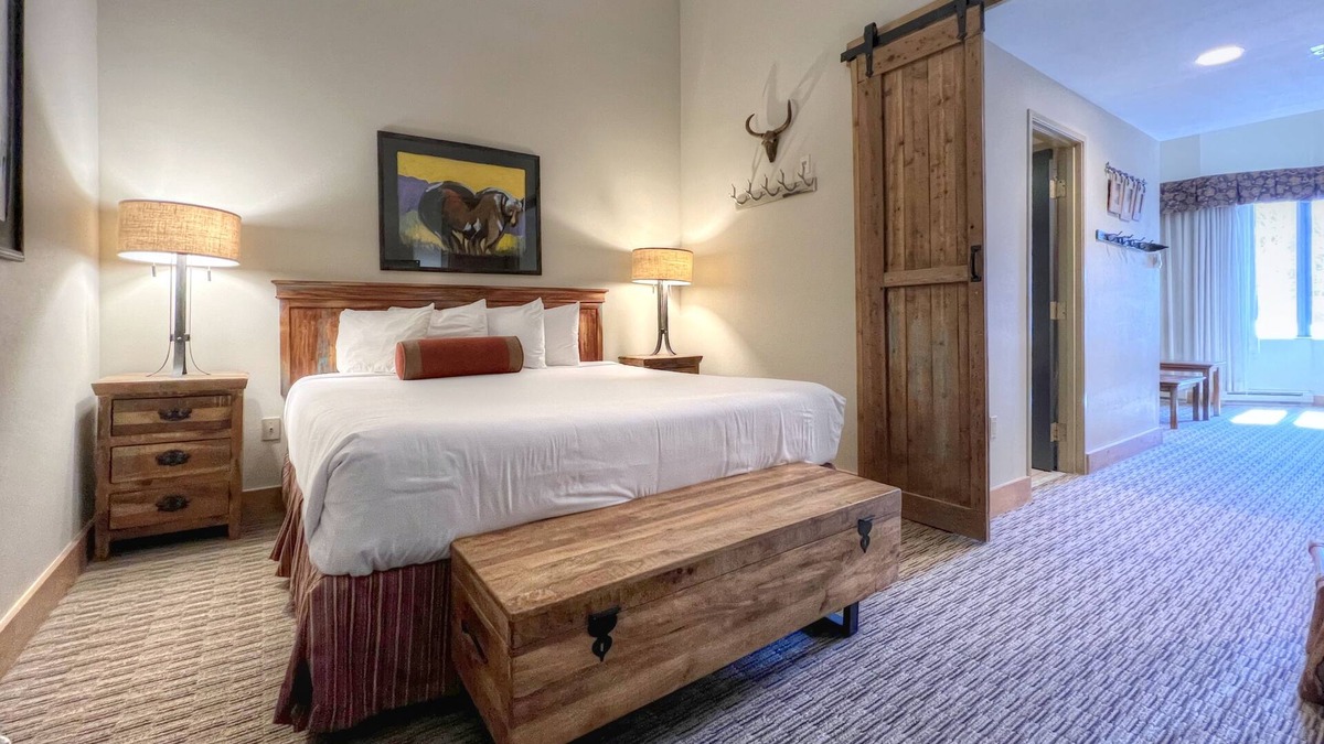 Crested Butte Hotel | PET FRIENDLY King Suite at Base of the Mountain!
