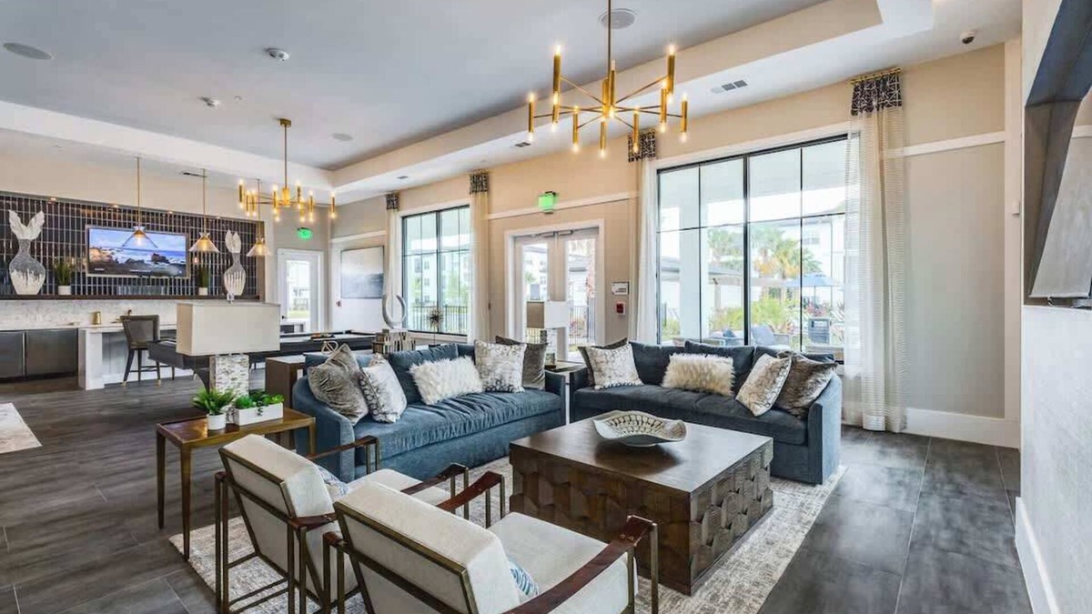 Southeast Orlando Apartment | Pet-Friendly | King Bed | Gym & Pool | Near Parks