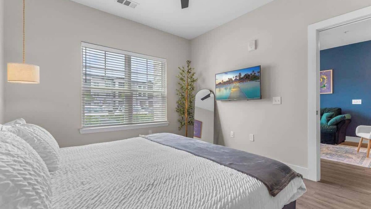 Southeast Orlando Apartment | Pet-Friendly King condo | Pool, Gym, near Parks