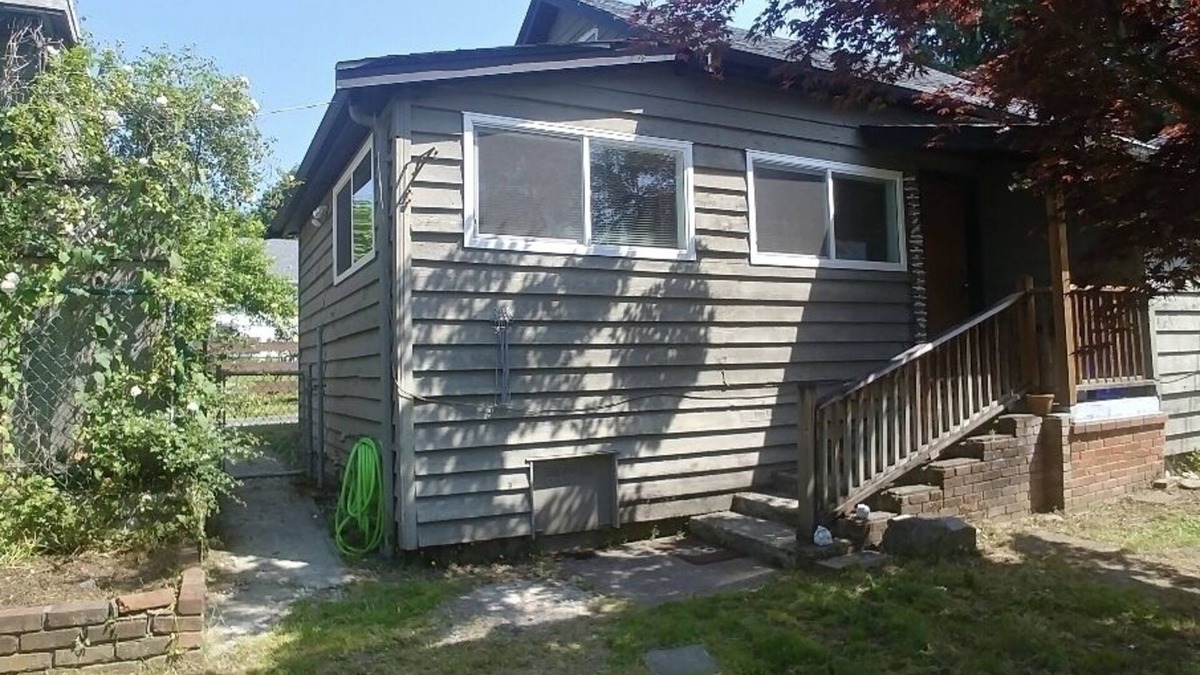 Lower Lonsdale Cottage | Pet friendly lane home, Mins away from mtns & waterfront city of North Vancouver