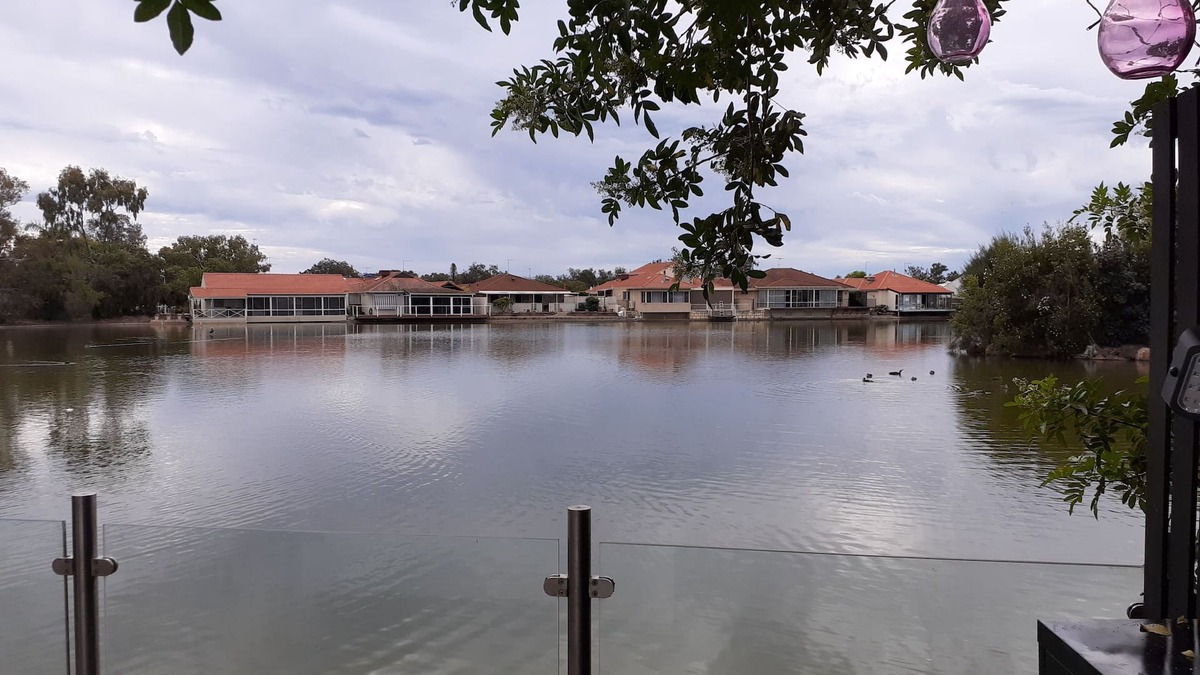 South Yunderup House | Pet friendly, Lakeside retreat private secluded waterfront cottage with spa