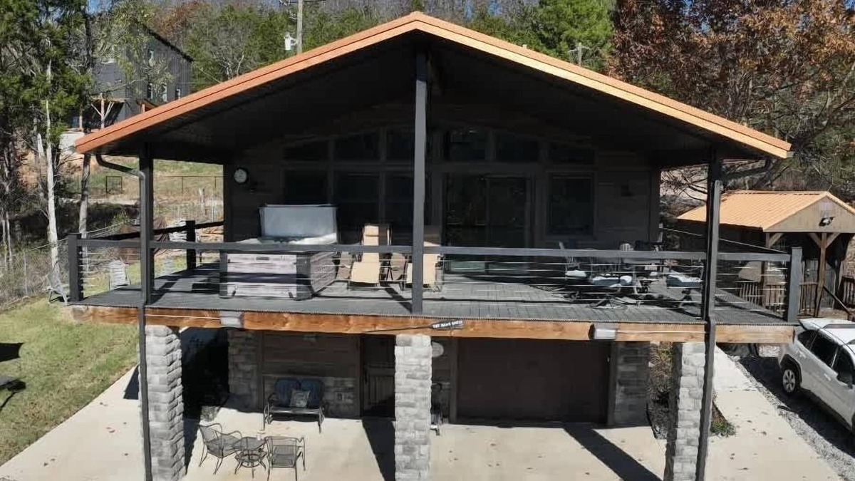 Eureka Springs Cabin | Pet Friendly, Lake Access, Hot Tub, New Cabin