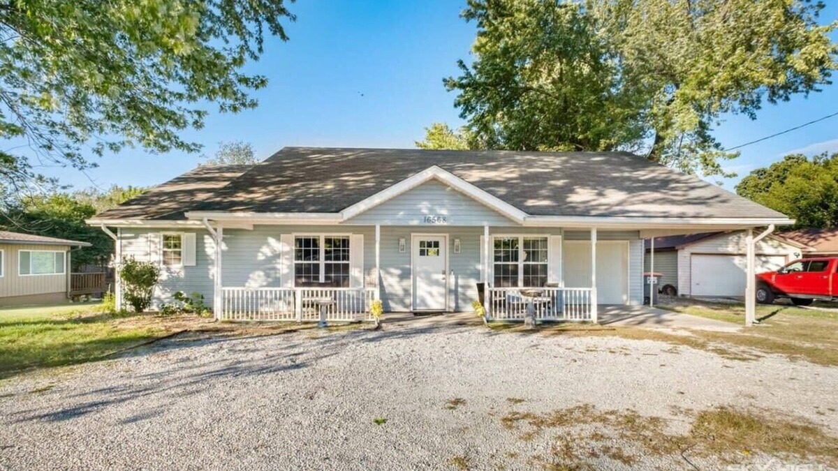 Beaver Shores House | Pet-friendly Lake Bungalow - 3 blocks to Beaver Lake