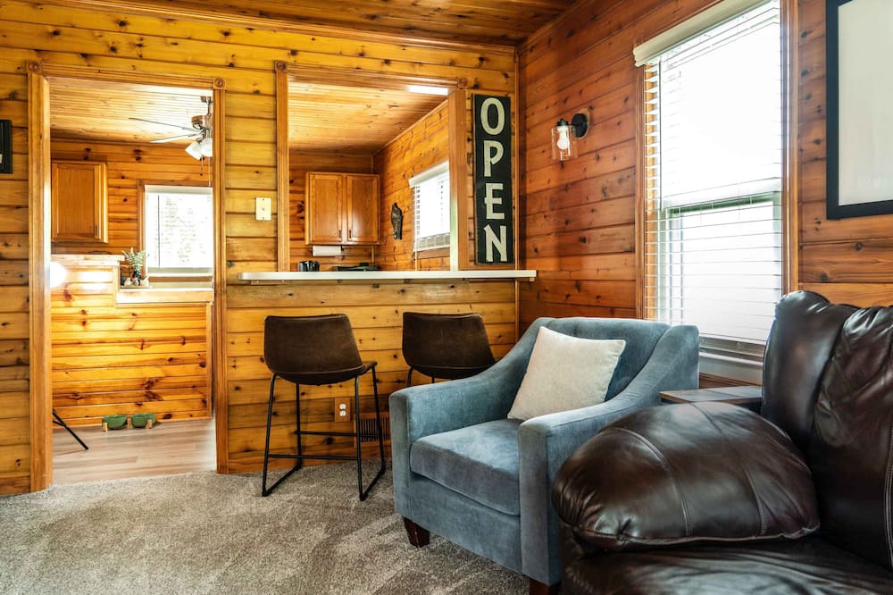 Lake Geneva House | Pet Friendly Lake Geneva Getaway for 6!