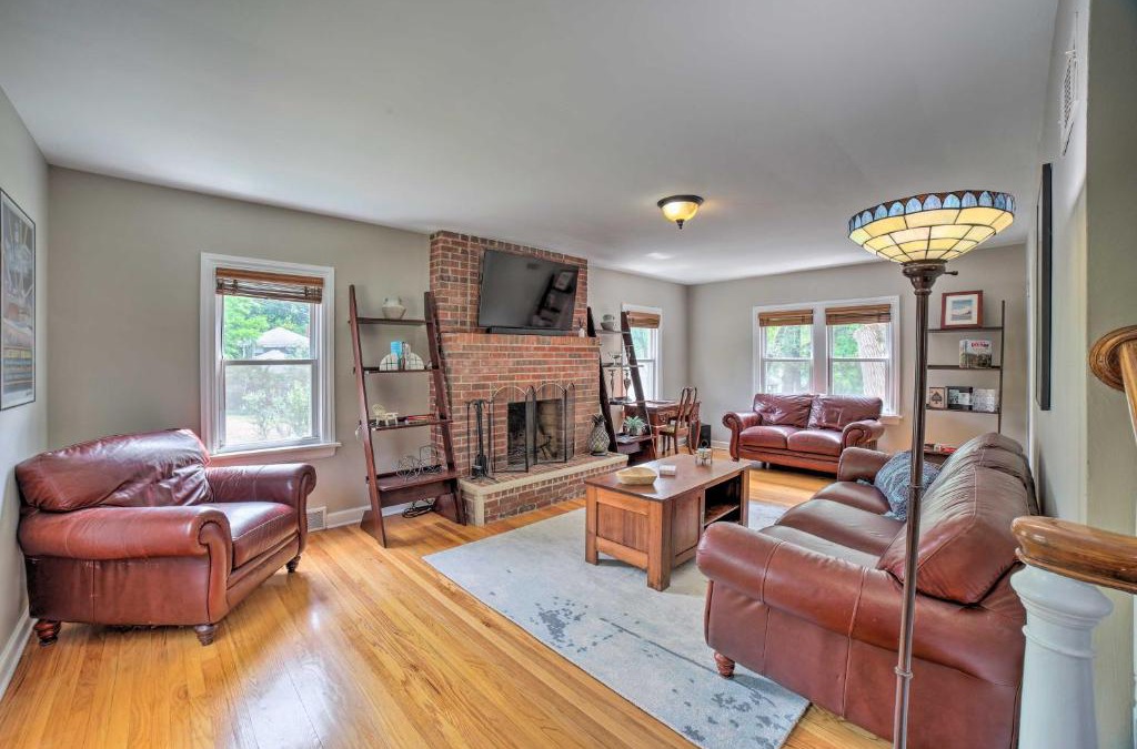 Miller Beach House | Pet-Friendly Lake Getaway 1 Block to Beach!