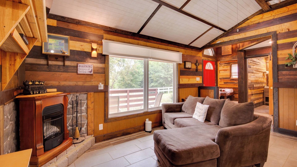 Lake Lafayette Cabin | Pet-Friendly Lake Lafayette Escape w/Fire Pit