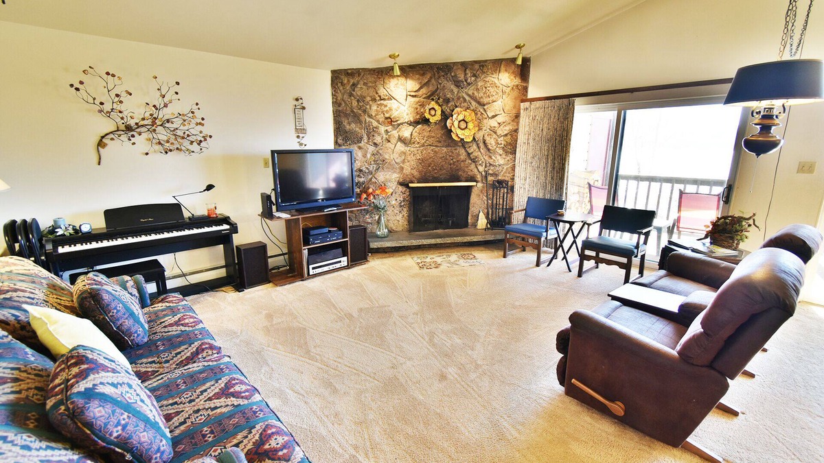 Dillon Condo | Pet Friendly! Lakefront, Top Floor, Deck. Walk to Park, Concerts, Marina