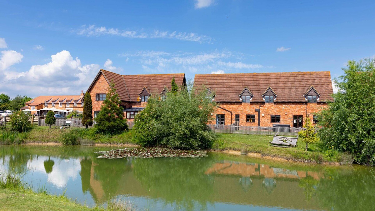 Bedford Cottage | Pet friendly lakeside cottage with private hot tub, onsite golf course & cafe