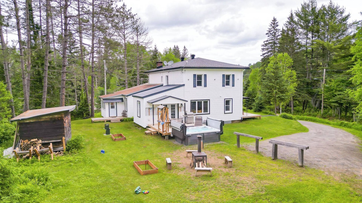 La Macaza Ski Chalet | Pet Friendly Large Group Chalet w Private Beach|10p Hot Tub|Kayaks|