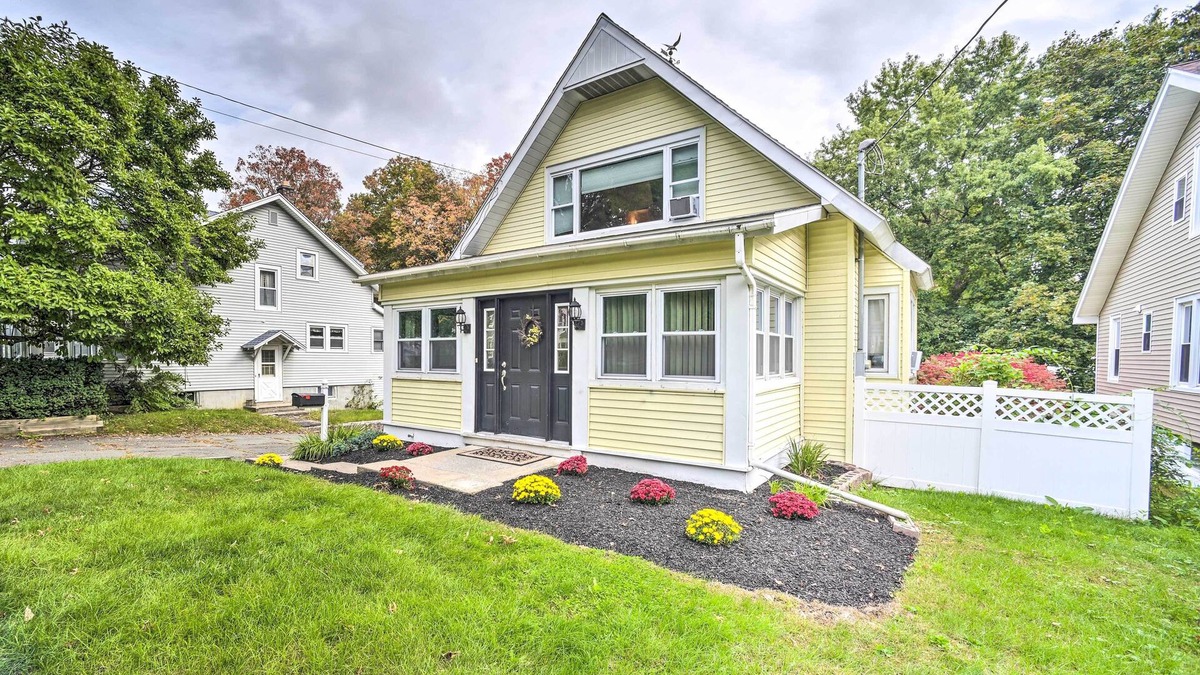 Latham House | Pet-Friendly Latham Retreat ~ 7 Mi to Albany!