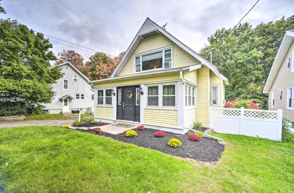 Latham House | Pet-Friendly Latham Retreat about 7 Mi to Albany!