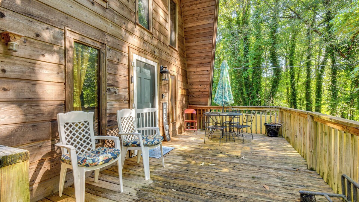 Gumlog Cabin | Pet-Friendly Lavonia Cabin, Walk to Lake Hartwell!