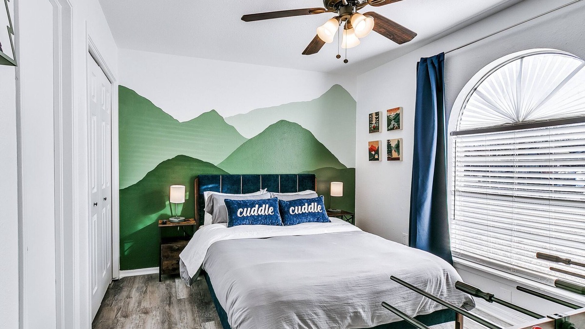 Moore House | Pet friendly & less than 20 minutes to downtown OKC, airport, and OU stadium!