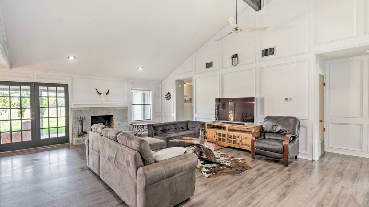 Lockhart House | Pet-Friendly Lockhart Home w/Private Yard!
