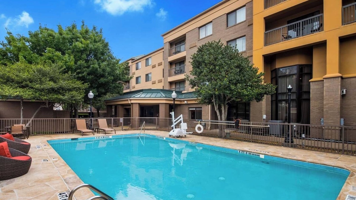 Richardson Hotel | Pet-Friendly Lodge! FREE Parking, Swimming Pool, Close to Breckinridge Park!