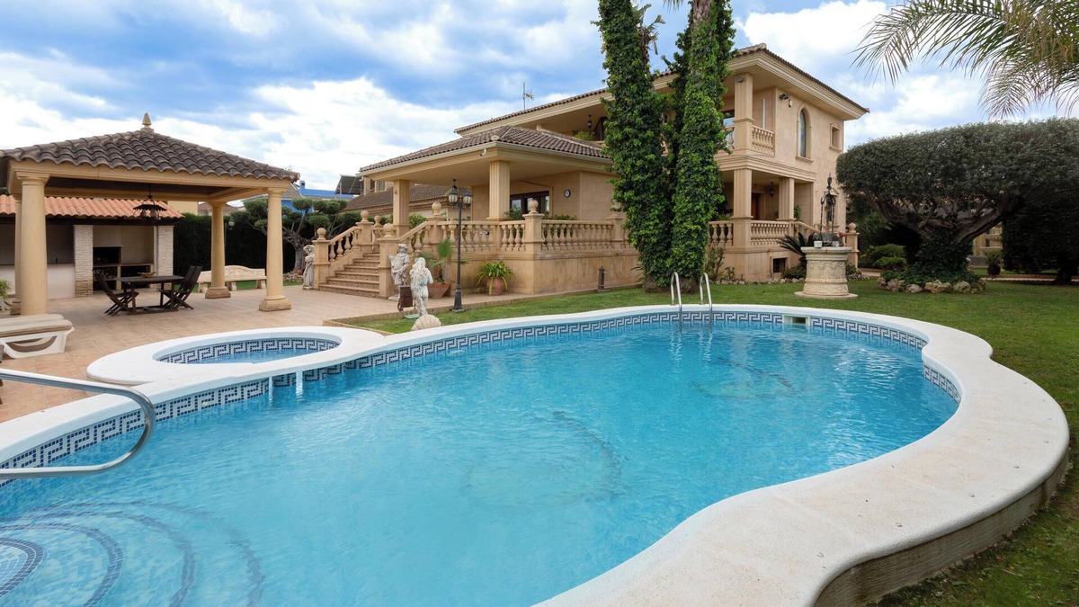 Almoradi Villa | Pet Friendly Luxury Villa Rumoholidays with Pool, Terrace & Wi-Fi