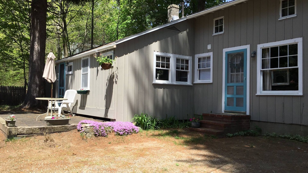 York Beach Cottage | Pet Friendly! Maine cottage just 3 blocks to lovely Long Sands beach - sleeps 8.