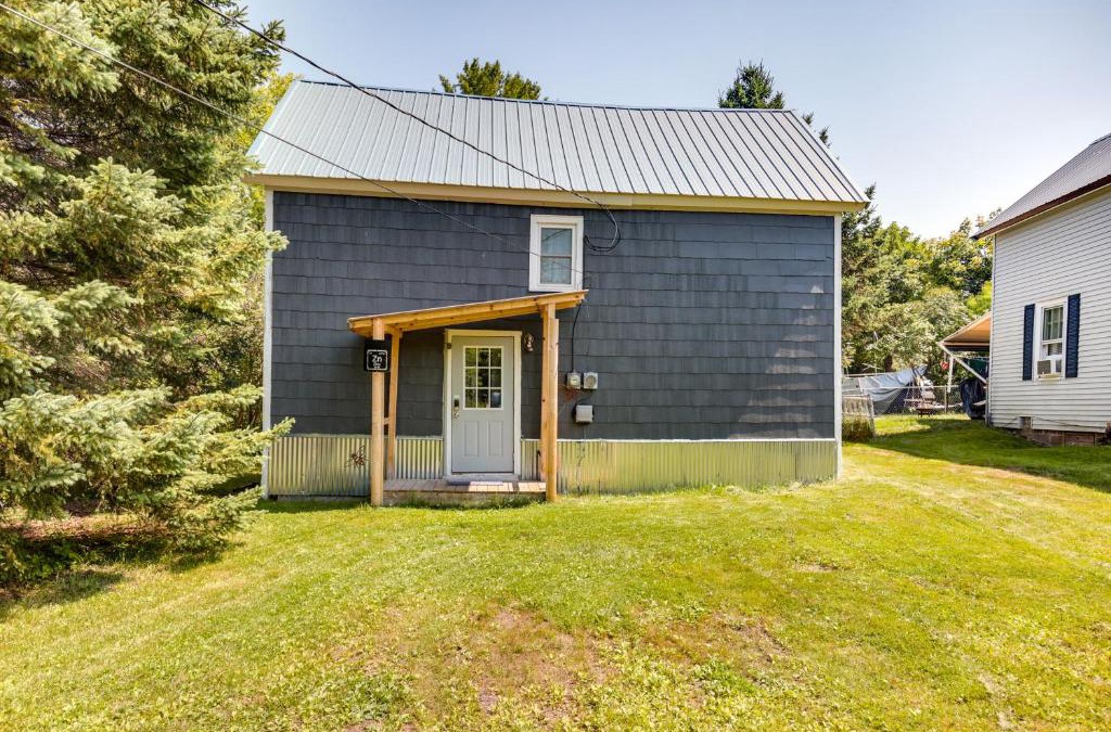 Ontonagon House | Pet-Friendly Michigan Getaway with Porch and Kayaks!