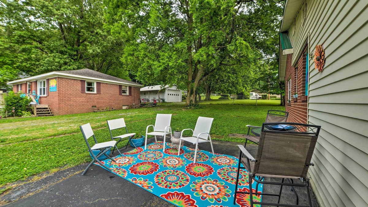 Grand Rivers Apartment | Pet-Friendly Mini Apt w/Patio, Walk to Dtwn!