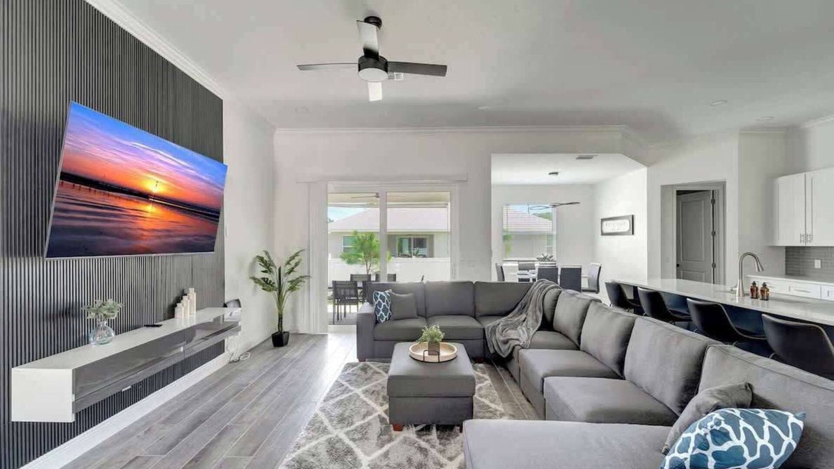 Osprey House | Pet-Friendly Modern Retreat Near Siesta Key
