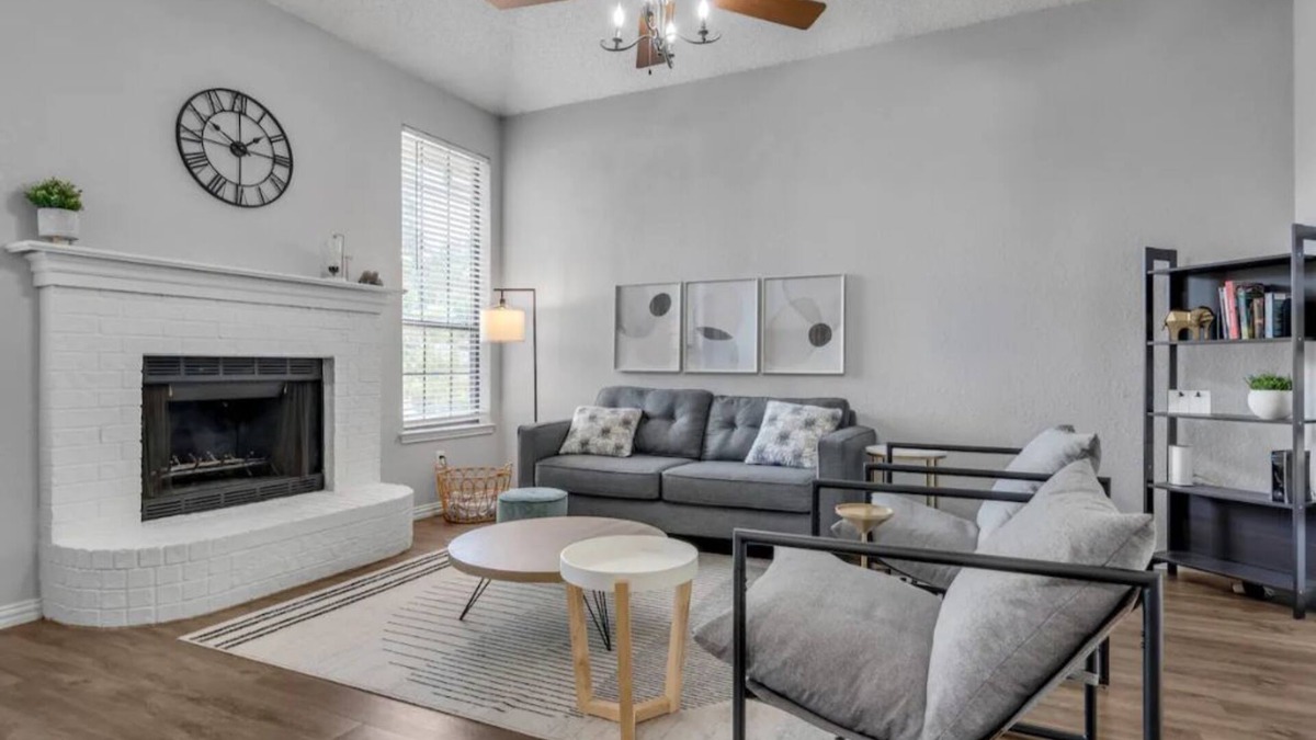 John T White House | Pet Friendly Modern Home near DTFW, Arlington, HEB, and Dallas