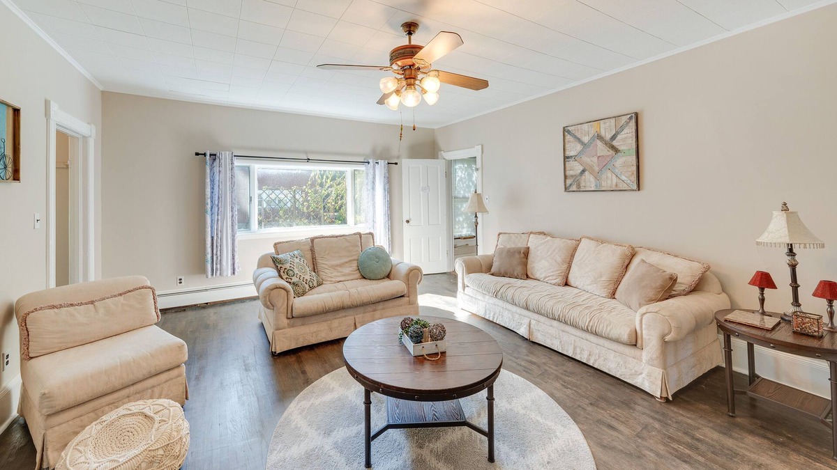 Mount Carroll House | Pet-Friendly Mount Carroll Home w/Fenced-In Yard!