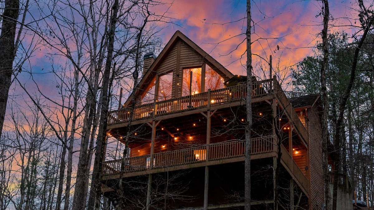 Talking Rock House | Pet Friendly Mountain Chalet - Hot Tub & Game Room