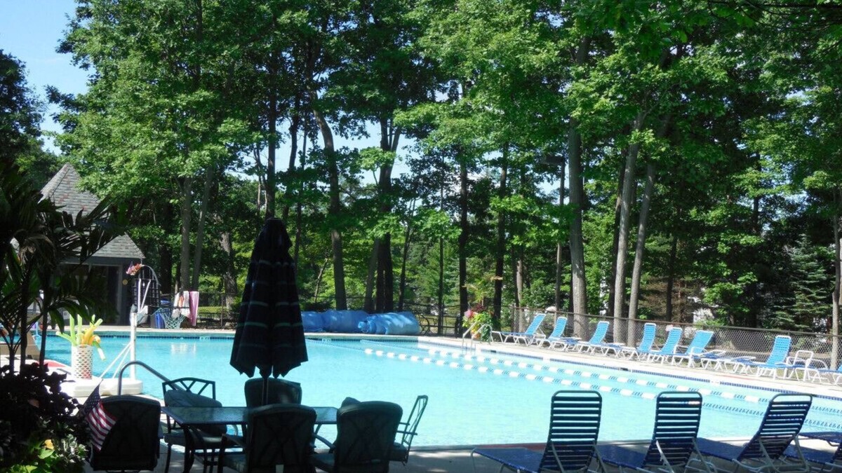 Hidden Valley House | βοΈ Pet-Friendly Mountain Retreat w/Pool Access, Fire Pit & Peaceful Deck πΎπ₯π