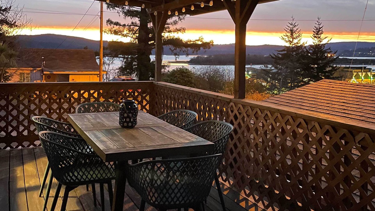 North Bend House | Pet-Friendly North Bend Home w/Bay Views!