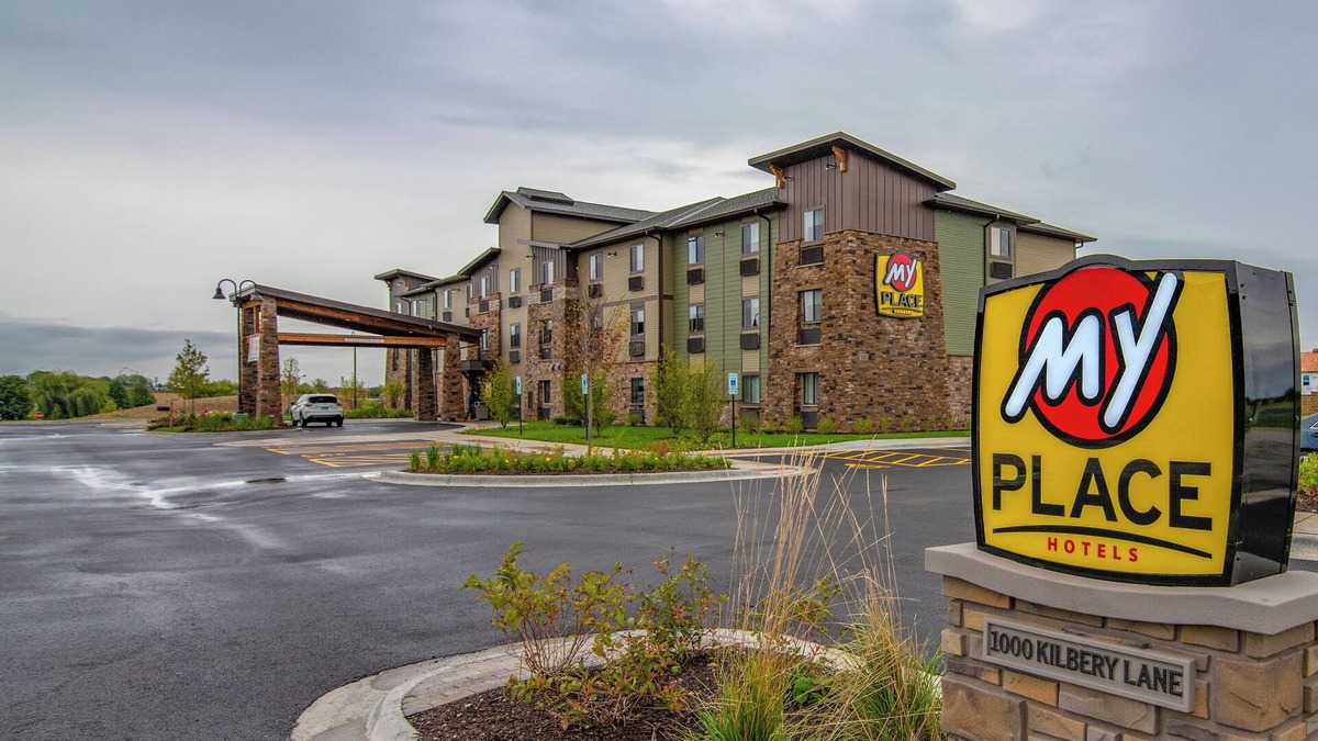 North Aurora Hotel | Pet-Friendly North Aurora Getaway | Fully Equipped Kitchen & Free Parking