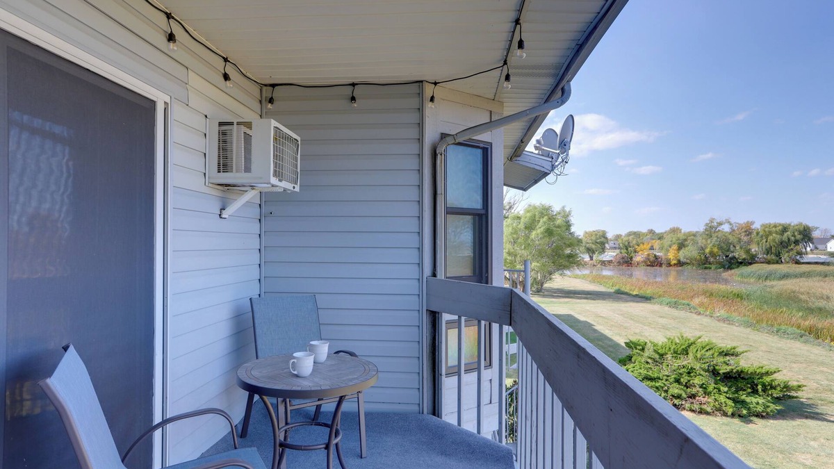 Oak Harbor Condo | Pet-Friendly Oak Harbor Condo: Walk to Lake!