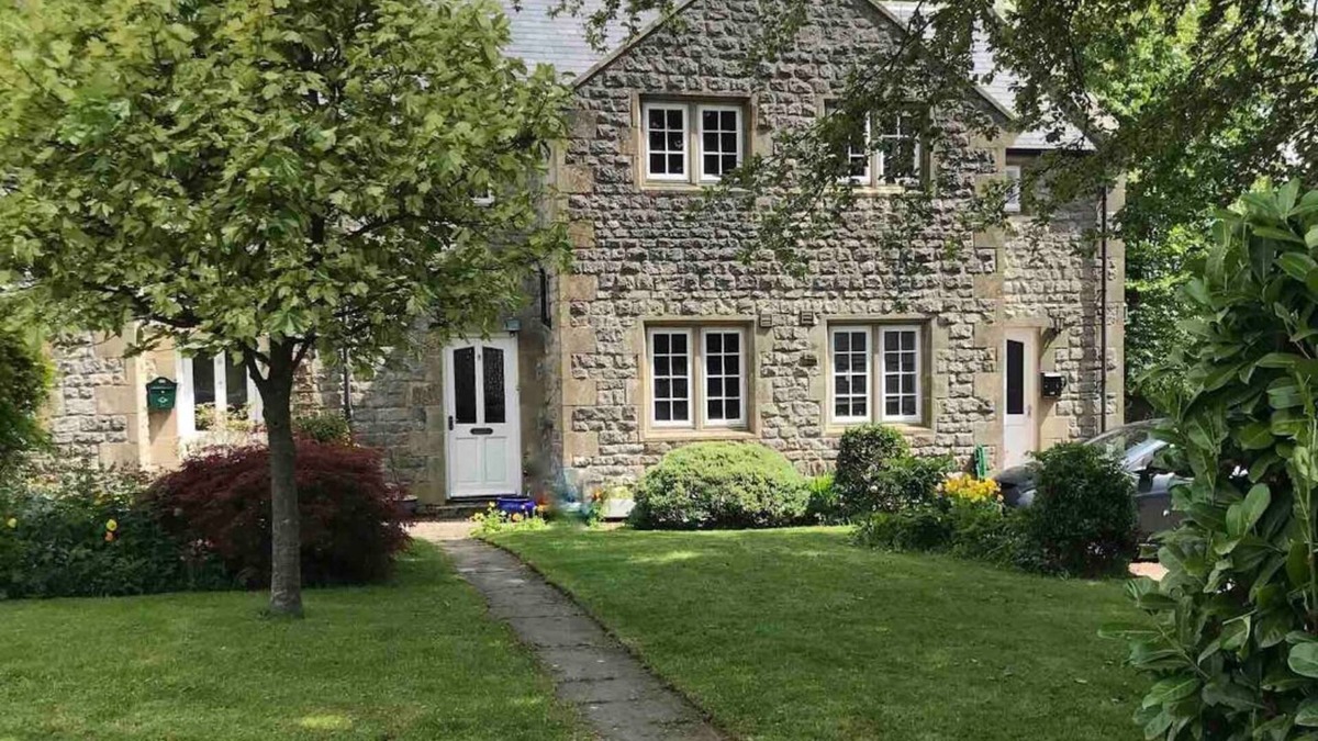 Tideswell Cottage | Pet friendly, open fire, zip link beds, newly refurbished, modern