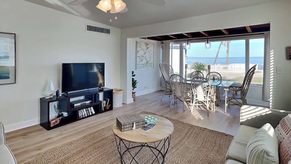 Glenwood House | Pet-friendly Ormond Beach bungalow, newly updated and steps from the beach!