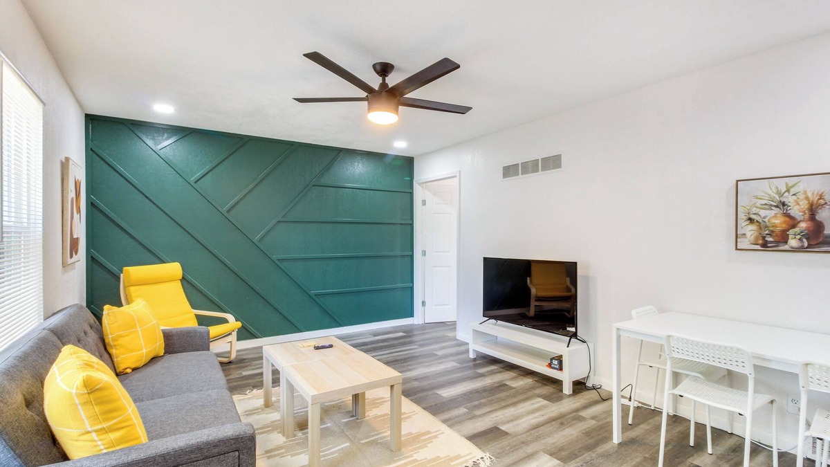 Lenexa Condo | Pet-Friendly Overland Park Condo with Pool Access!