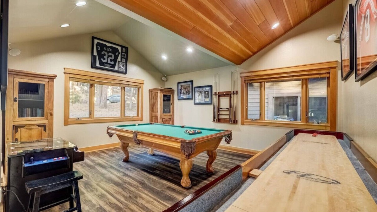 Montgomery Estates House | Pet Friendly + Pool Table + Shuffle Board + Arcade Game