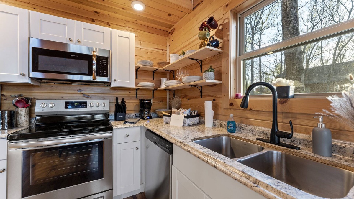 Jasper Cabin | Pet-Friendly Peaceful Cabin Near River w/Fire Pit + Hot Tub Sleeps 10