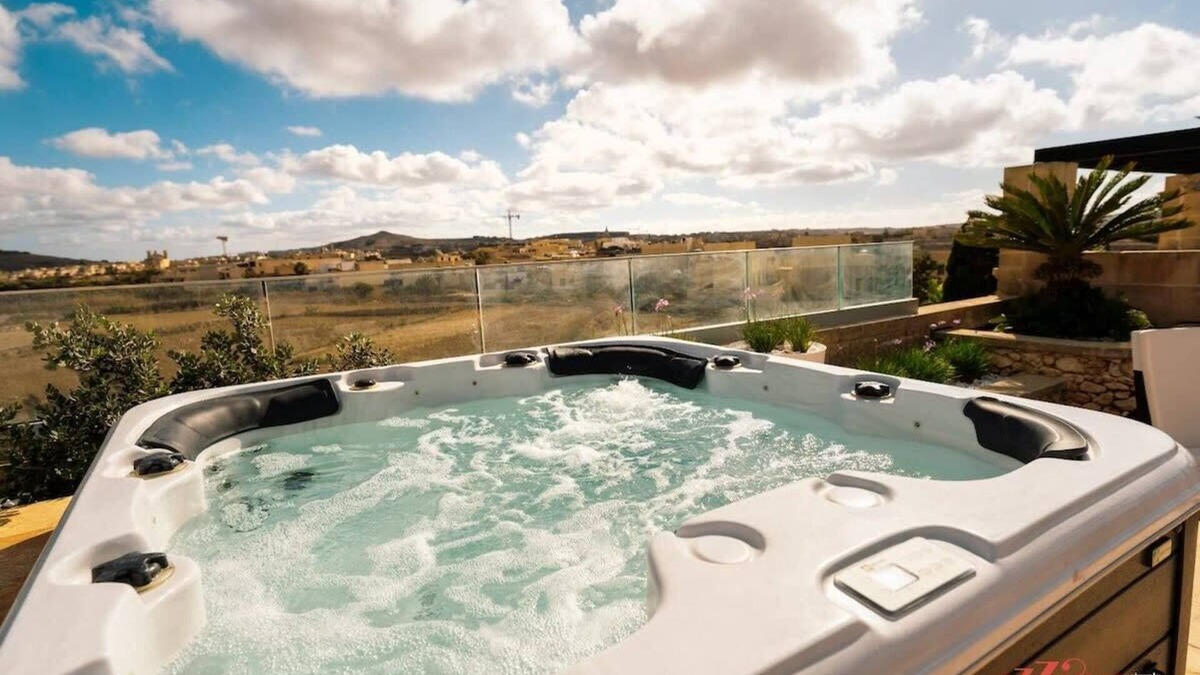 Birbuba Apartment | Pet Friendly Penthouse, Rooftop Jacuzzi with Views