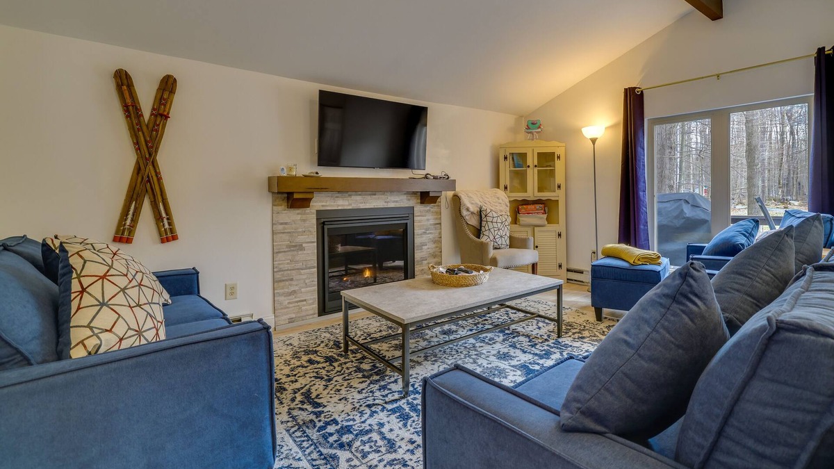Thornhurst Cabin | Pet-Friendly Pocono Lake Home w/Fire Pit + Deck!