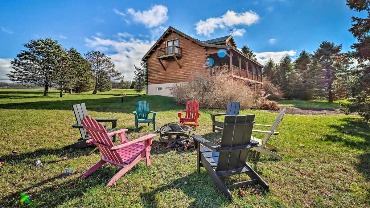 Jim Thorpe Cabin | Pet-Friendly Poconos Cabin: Deck & Fire Pit!
