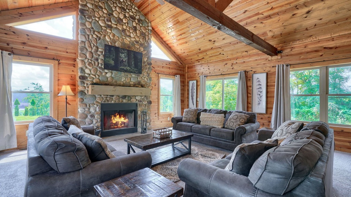 Rockbridge Cabin | Pet friendly pool lodge less than 2 miles from Cantwell Cliffs!