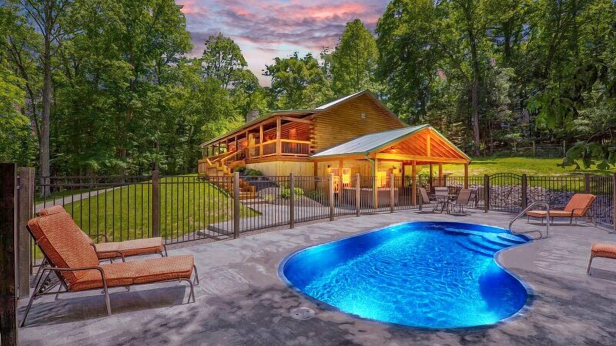 Logan Cabin | Pet-friendly pool lodge with 5 br, 3.5 ba!